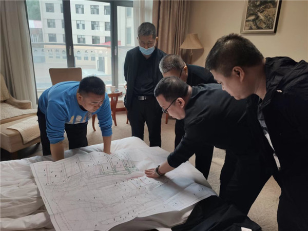 山東科技大學(xué)實(shí)用礦山壓力研究中心主任石永奎教授、郝建博士應邀赴龍煤雙鴨山礦業(yè)集團進(jìn)行技術(shù)交流
