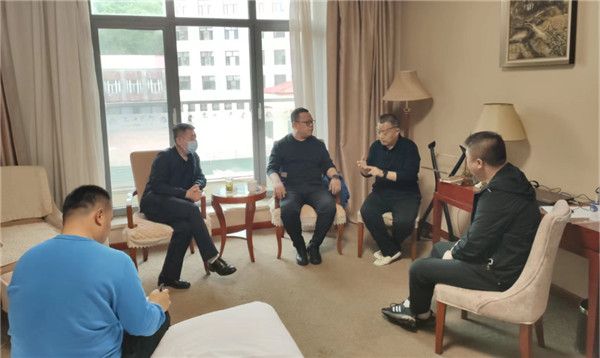 山東科技大學(xué)實(shí)用礦山壓力研究中心主任石永奎教授、郝建博士應邀赴龍煤雙鴨山礦業(yè)集團進(jìn)行技術(shù)交流